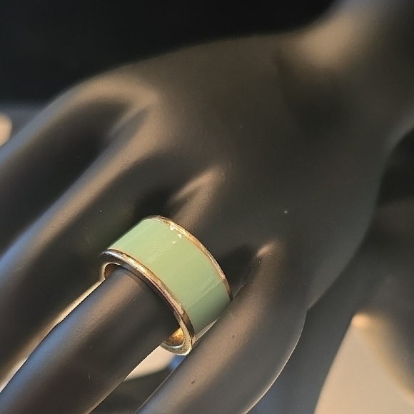 Elegant Green Gold-Tone Ring - Picture 3 of 5